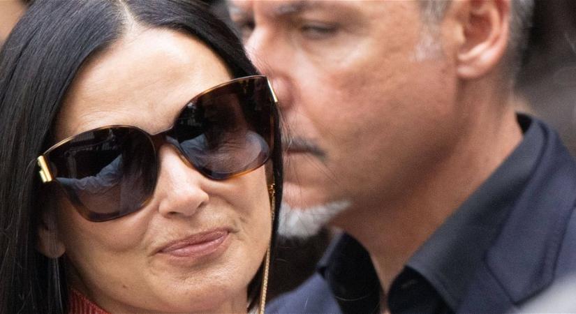 Demi Moore melltartó nélkül és nyitott blézerben jelent meg a milánói divathéten, a színésznő megmutatta csupasz mellkasát