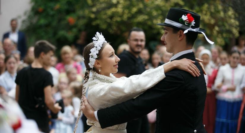 Igazi kuriózum: világraszóló kiskunsági lakodalmat tartottak Kecskeméten – galériával, videóval