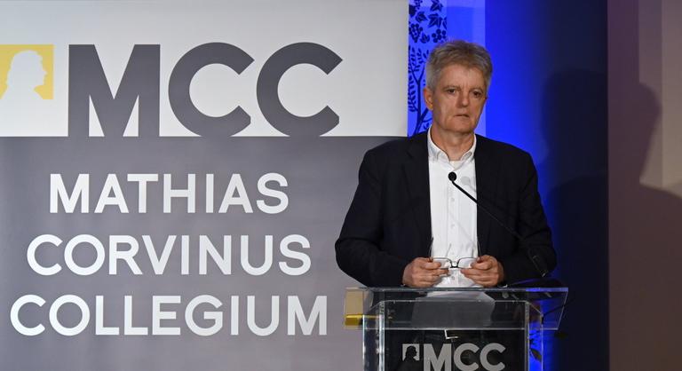 Az MCC egyik igazgatója szerint részben a mesterséges intelligencia lehet a megoldás a tanárhiányra