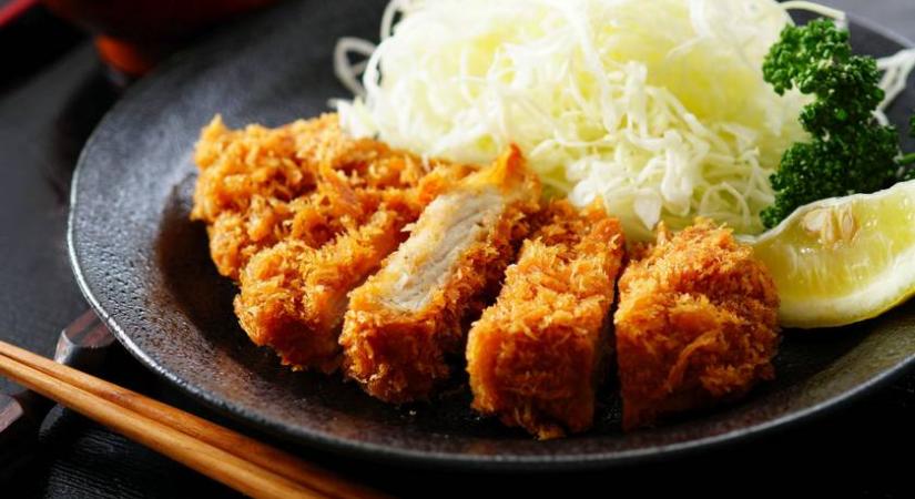 Így készül a tonkatsu, vagyis a japán rántott hús: sertéshúsból, durva szemű pankomorzsával sül