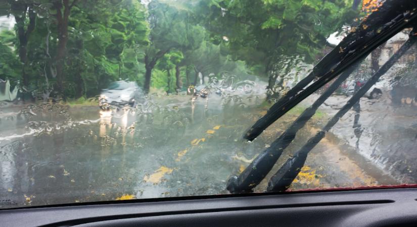 Narancs riasztás is érvényben: felhőszakadás, 85 km/h-s szél és jég