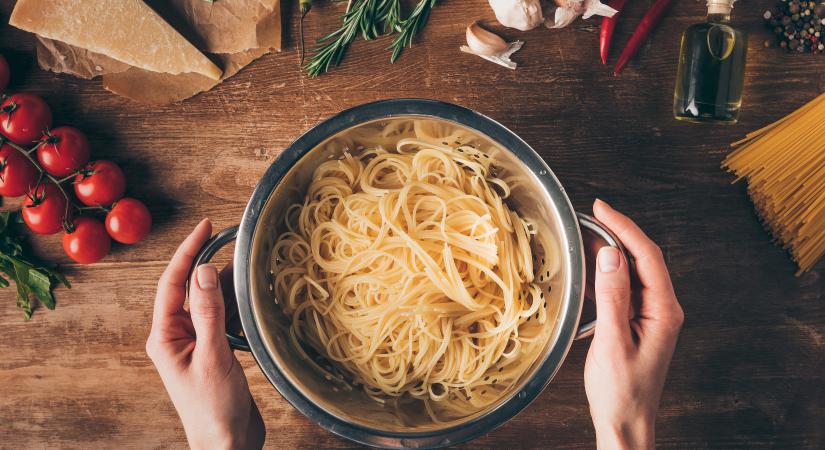 Két nyelve van a lánynak: kígyókat megszégyenítő módon eszi a spagettit - Videó