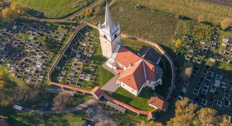 Öt felújított, erdélyi katolikus templomot adnak át a híveknek