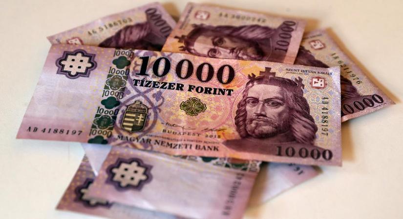 Jelentős béremelést lengetett be a kormány: több mint 83 ezer magyart érint, de nem mindenki kapna ugyanannyit