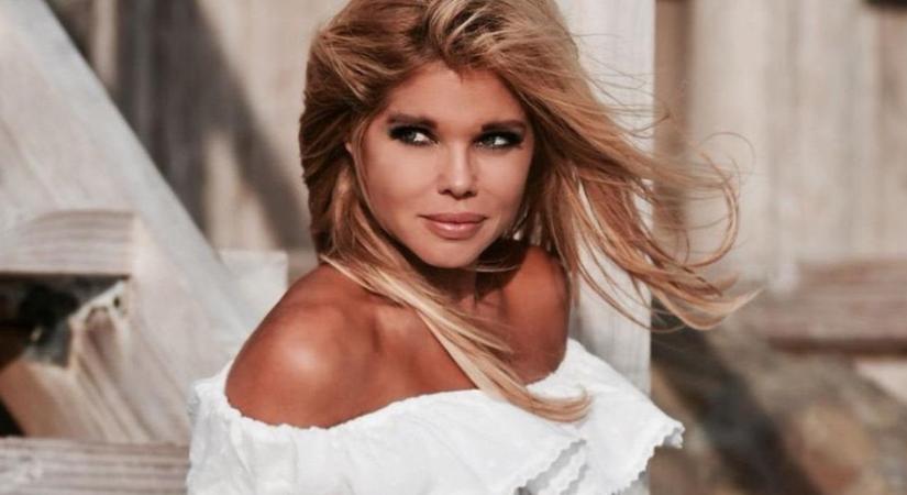 Apró tangában fetreng a medence partján a Baywatch bombázója - fotó, videó