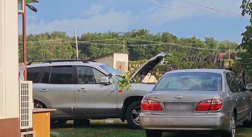 VIDEÓ: Ház udvarába csapódott egy embercsempész autója Pusztamérgesen