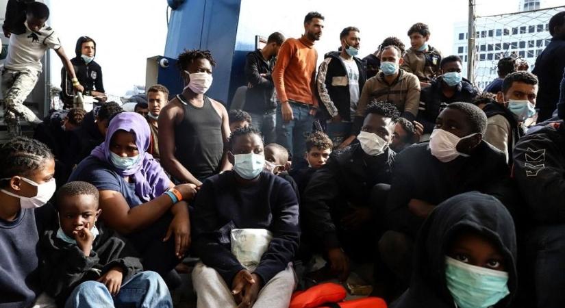Megnyitja kapuit az első zárt migránstábor Pozzallóban - Ötezer euróval meg lehet vásárolni a szabadságot