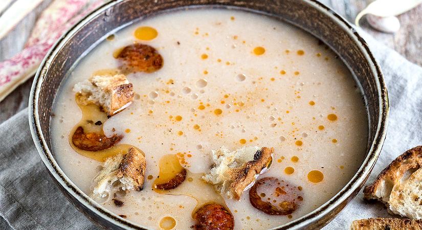 Babkrémleves kolbászcsipsszel, pirított kenyérkockákkal