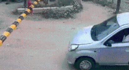Nem bírta kivárni, amíg elmegy a vonat, képes volt ezt művelni a sorompóval és a kocsijával - videó
