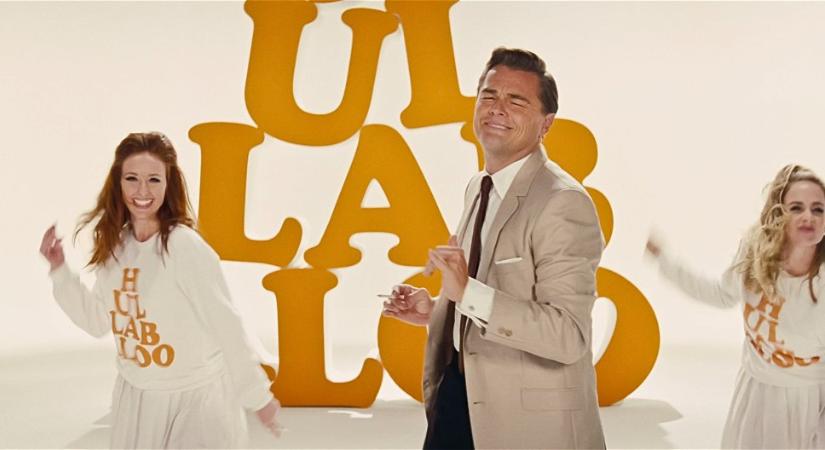Leonardo DiCaprio barátnőjének mellbimbóin csámcsog az internet, a dögös ruhában minden kilátszik