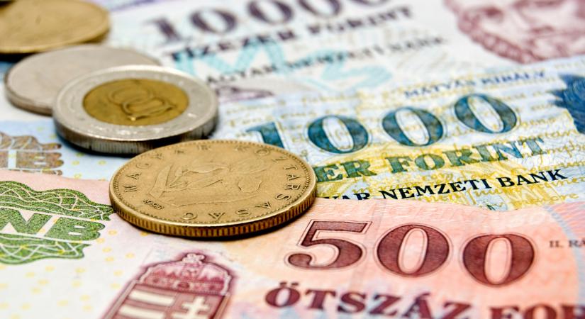 Két kézzel szórják most az ingyenpénzt a magyar bankok: bárki lecsaphat rá, pár lépés az egész