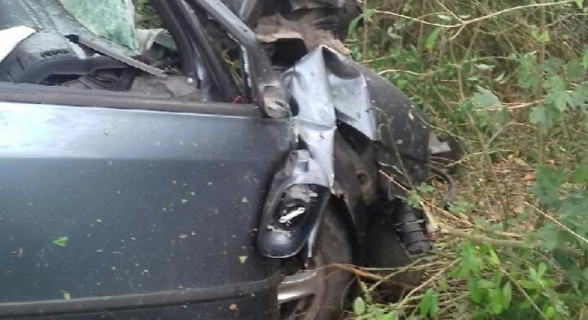 TRAGIKUS BALESET: Kirepült az útról, fának hajtott, elhunyt a Škoda Octavia 37 éves vezetője