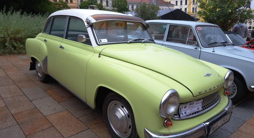 Veterán járművekkel van tele Pécs belvárosa
