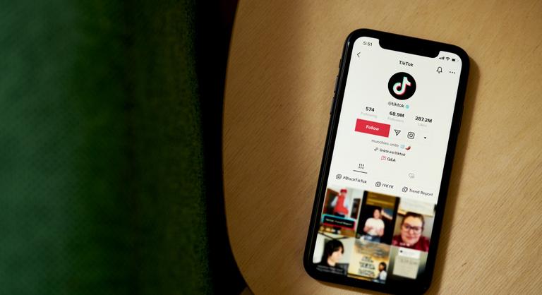 „Szinte mindenből shitposzt születik a TikTokon”