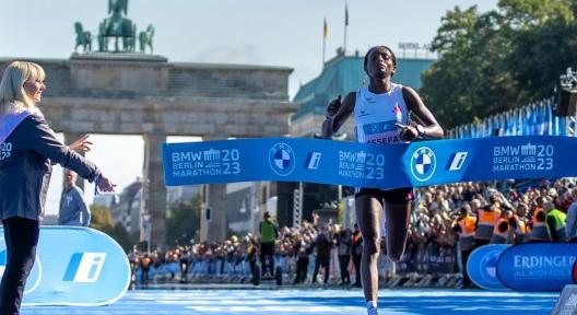 Óriási időt futott Tigst Assefa, megdőlt a női maraton rekordja