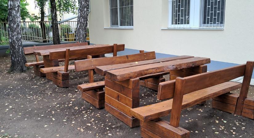 Padokat és asztalokat újítottak fel