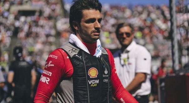 Sainz röhögött az autóban a Mercedeseken
