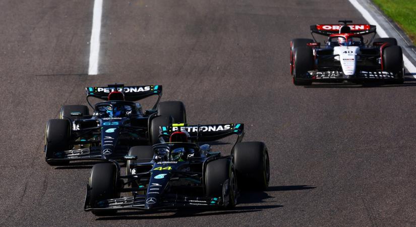 F1: Hamilton nem örült, hogy segítenie kellett Russellnek