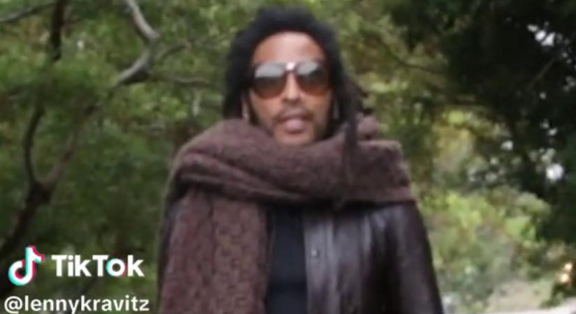 Gigantikus sállal jelentette be Lenny Kravitz, hogy itt az ősz