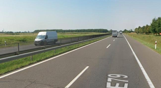Szalagkorlátnak csapódott egy kocsi az M35-ösön