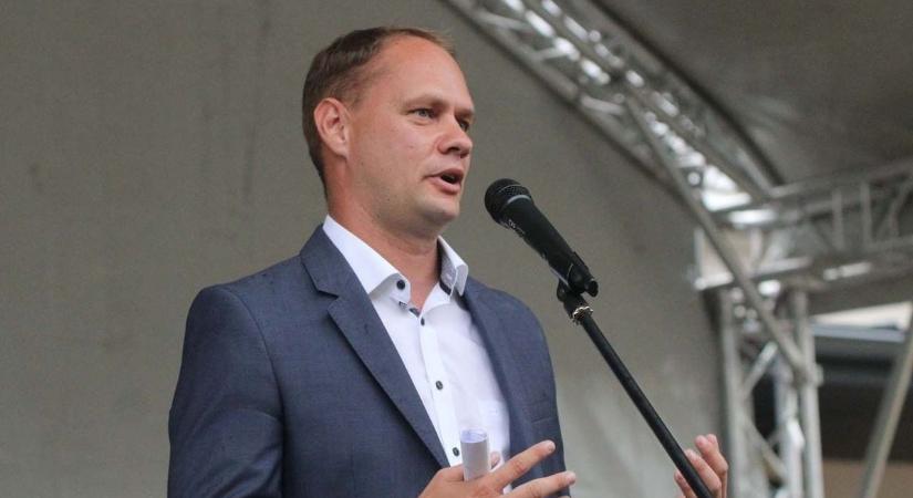 Népviseletet öltöttek a kisdiákok a szüreti mulatságon