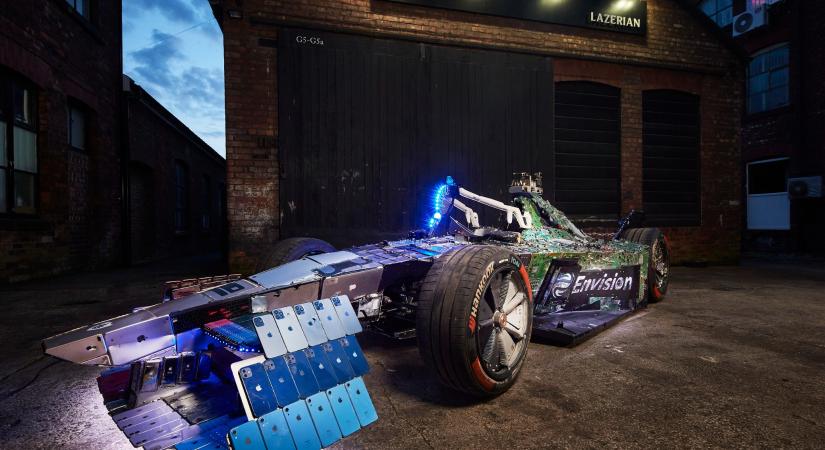 Brutálisan jól néz ki az elektronikai hulladékból épített Formula E autó