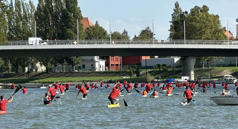 Kétszáz győri kajak-kenus kerülte meg a Radó-szigetet