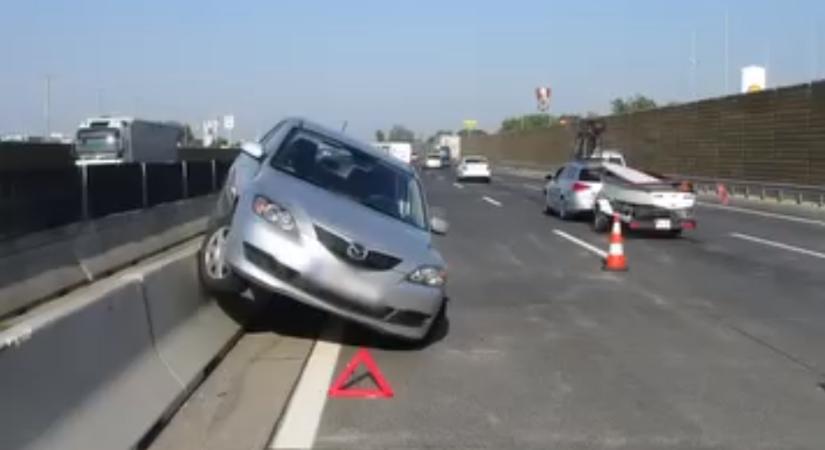 Az elválasztó korláton állt meg egy autó az M0-son