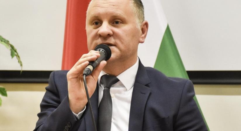 Zavarbaejtő posztban magyarázkodik a kutyapártost lefizetni próbáló fideszes képviselő