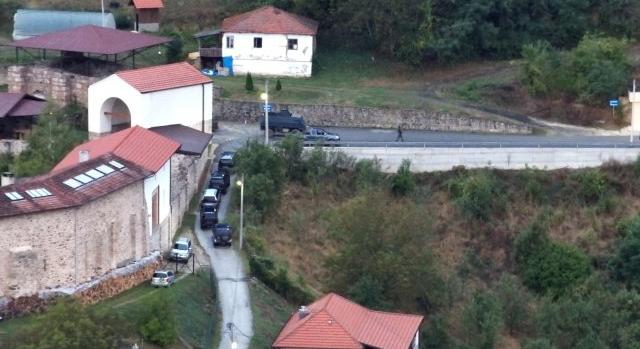 Harminc szerb fegyveres elbarikádozta magát egy koszovói kolostorban, miután megöltek egy rendőrt