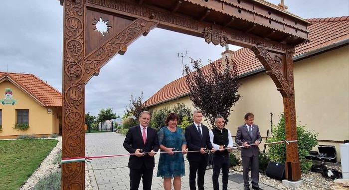 Kincsünk a magyar gyermek – olvasható a nagycétényi székelykapun