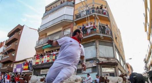 Halálra marcangolta a férfit egy bika a spanyol fesztiválon