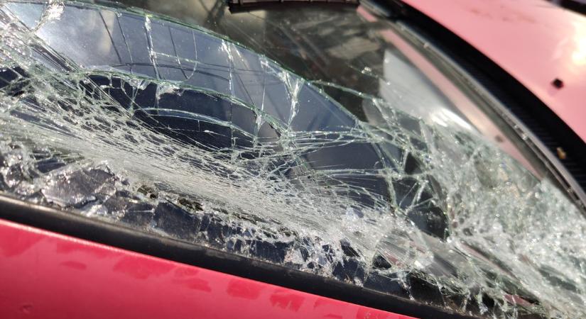 Felborult egy autó a 82-es főúton