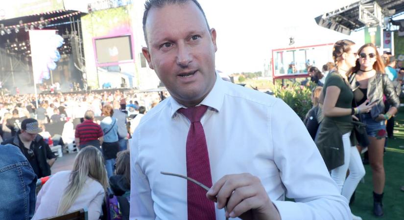 Alekosz nem adja fel, ismét bepróbálkozik Tóth Andinál