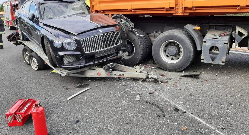 Bentley-t tört az ukrán tréleres az M7-esen