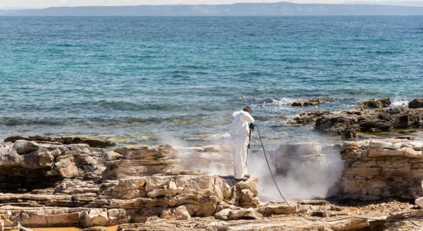 Szennyvizet engedtek a tengerbe egy horvátországi strandon
