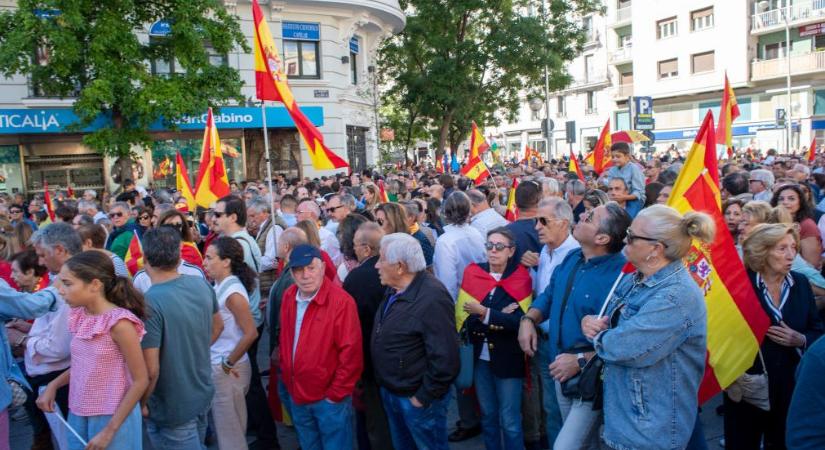 Tízezrek tüntettek Spanyolországban a katalánok bűnbocsánata ellen