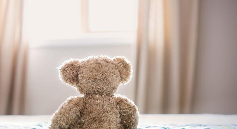 Reménykeltő hírek érkeztek a négyéves kisfiú állapotáról, aki lángoló gödörbe esett Nagykállón