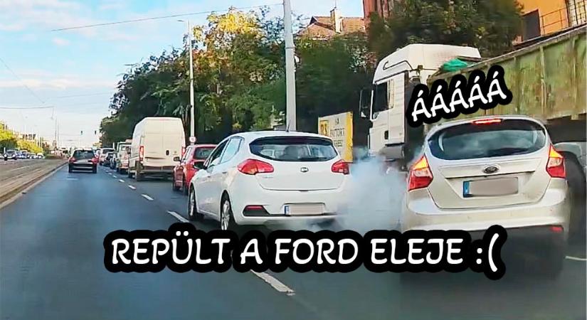 VIDEÓ: Padkázott, majd repült le az autó eleje