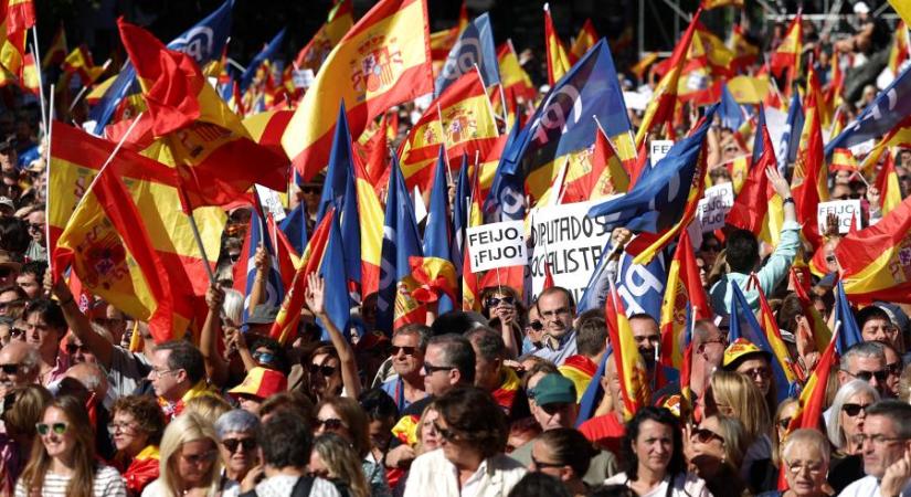 Tízezrek tiltakoztak Madridban a katalán szeparatisták amnesztiája ellen