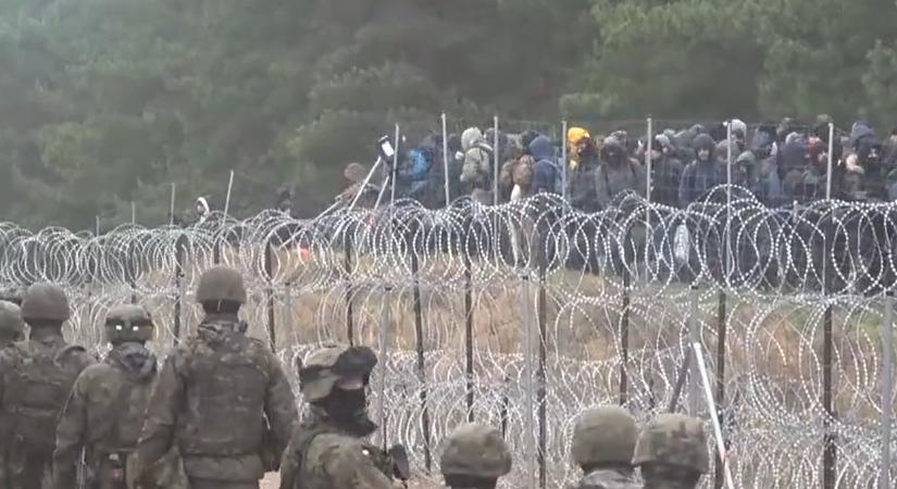 Illegális bevándorlók bontják a határzárat a fehérorosz-lengyel határon(videó)