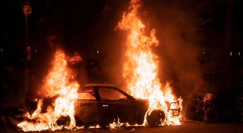 Lángokba borult egy autó Diósjenőn – lakóház is veszélybe került