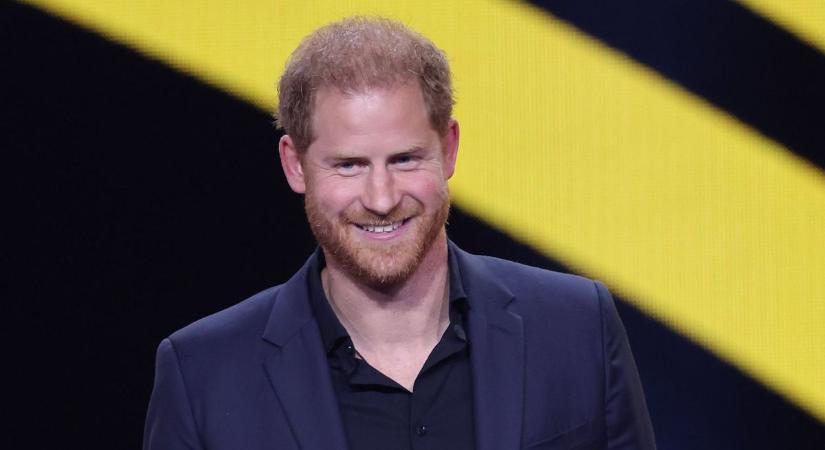 Merész, átlátszó ruhában állt Harry herceg elé az énekesnő