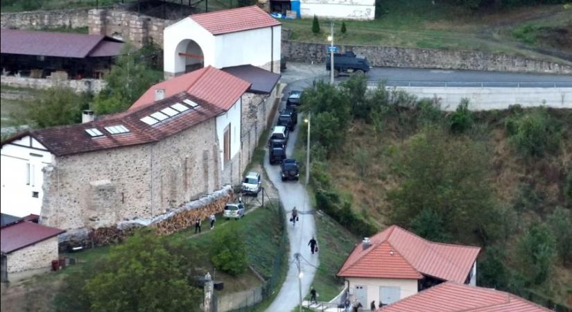Négy ember meghalt, miután tűzharc alakult ki a koszovói kolostornál, ahol fegyveresek barikádozták el magukat