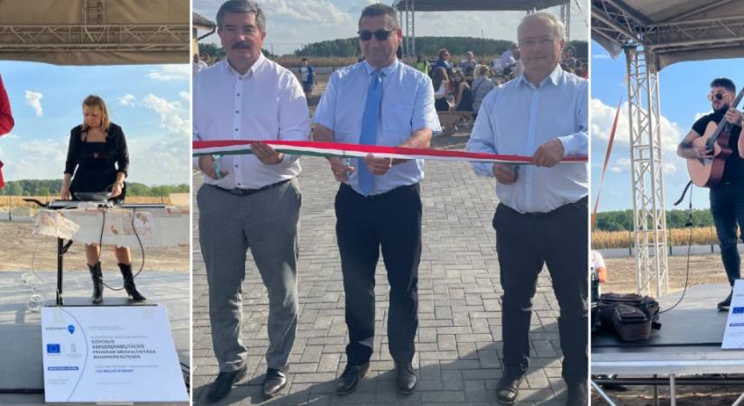 Uniós pénzből épült szociális bérlakásokat adtak át Biharkeresztesen, Győzike volt az egyik sztárvendég