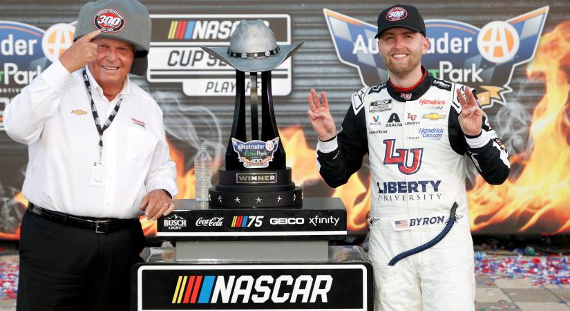 NASCAR: Larson falazása után Byron írt Hendrick-történelmet a texasi pokolban