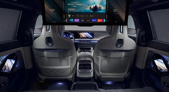Már Magyarországon is rendelhető gigantikus hátsó 8K kijelző a 7-es BMW-be