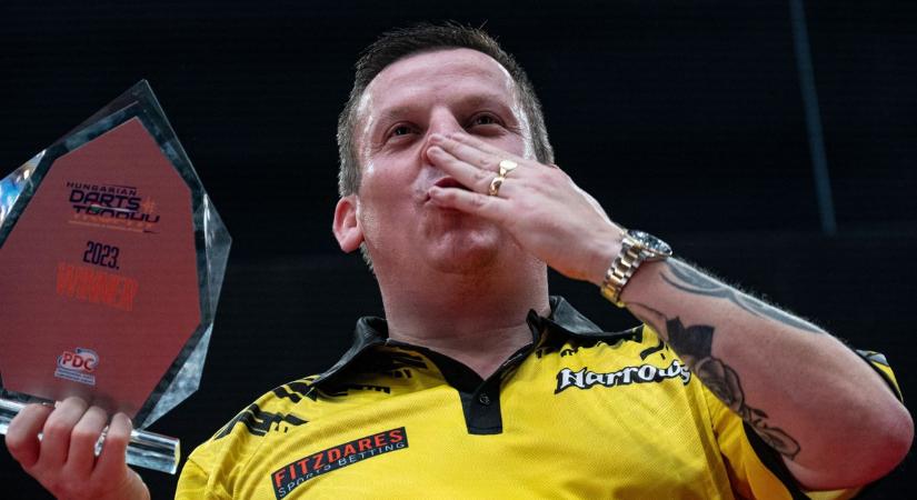 Humphries dobta a kilencnyilast, de Chisnall győzött