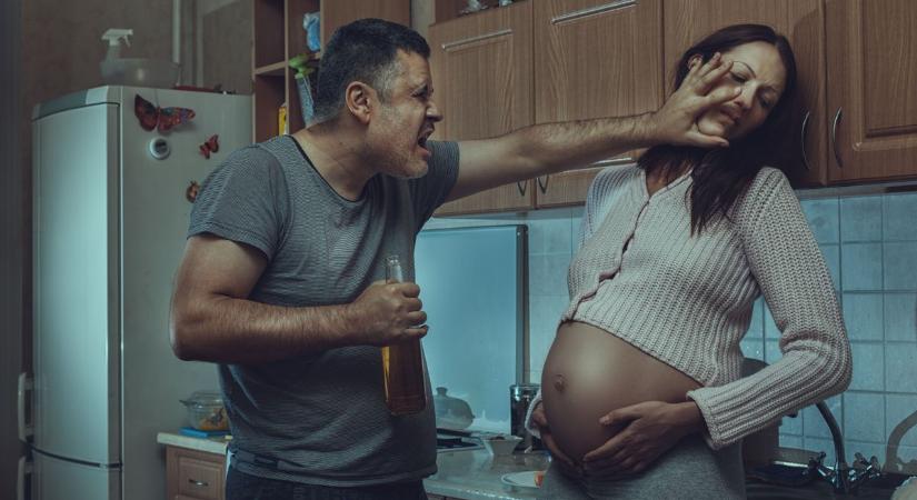 7 és 10 éves mostohafiait, terhes feleségét is verte - Esztergomban döntenek sorsáról