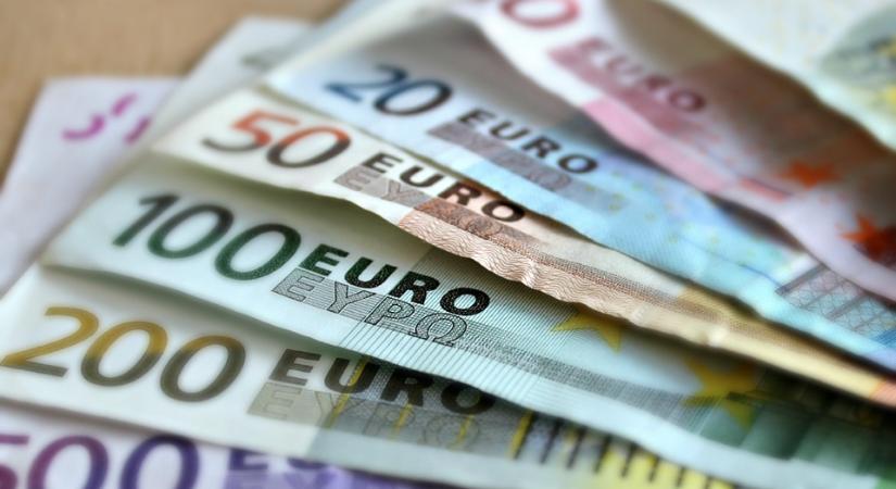 Vegyesen alakult hétfő reggelre a forint árfolyama